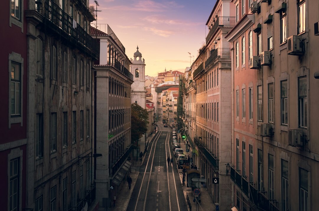 Edifícios residenciais numa rua de uma cidade portuguesa