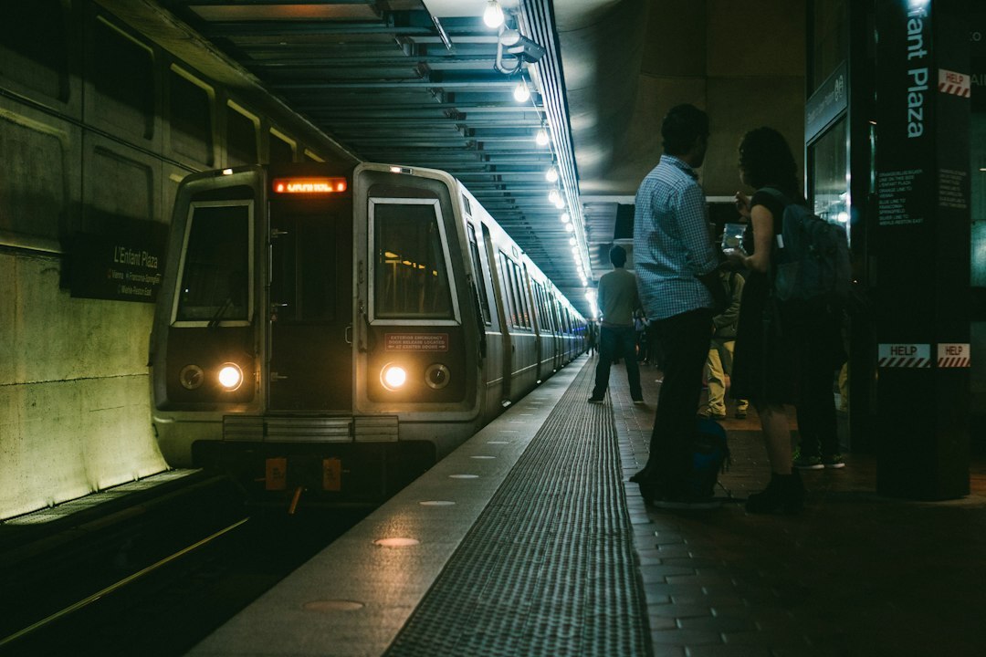 Passageiros à espera numa plataforma de comboio