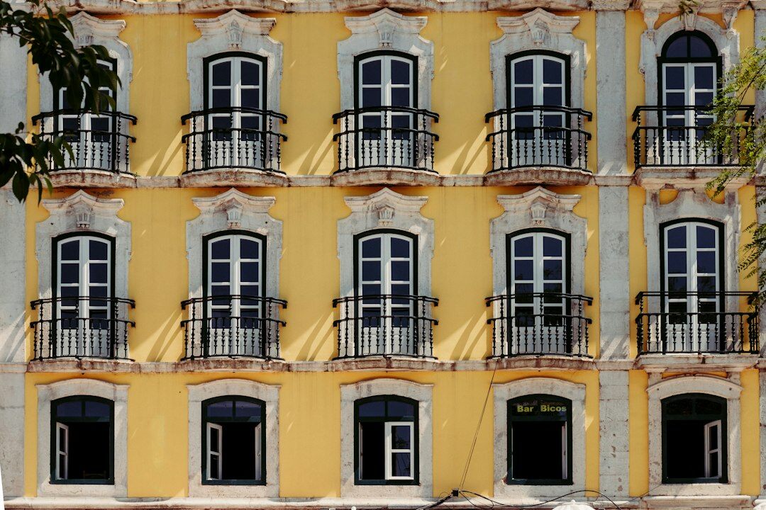 Fachadas antigas de edifícios em Lisboa com roupa estendida