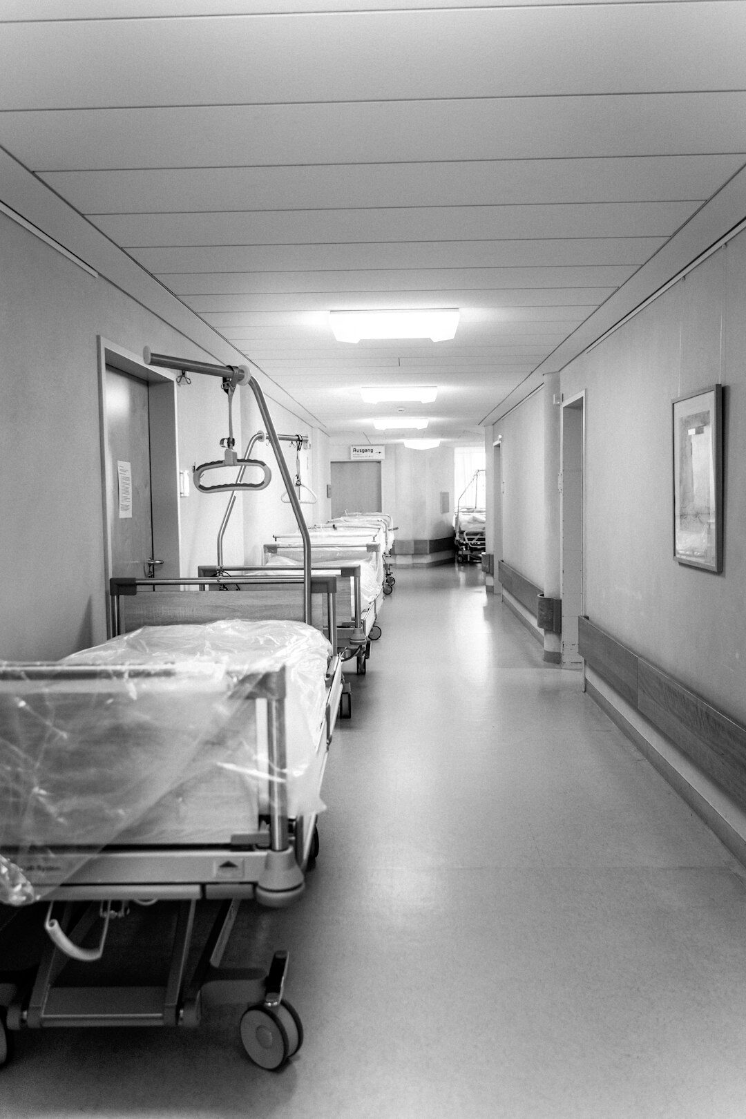Corredor vazio de um hospital público