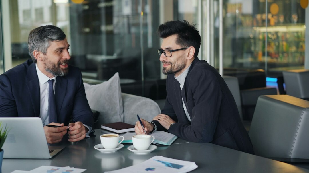 private investigator meeting client